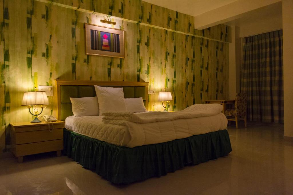 Postel nebo postele na pokoji v ubytování Mango Valley Resort Ganpatipule