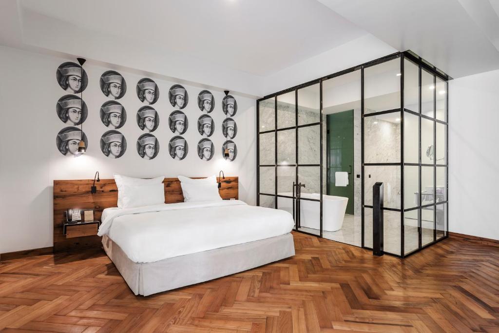 Postel nebo postele na pokoji v ubytování Shota @ Rustaveli Boutique Hotel