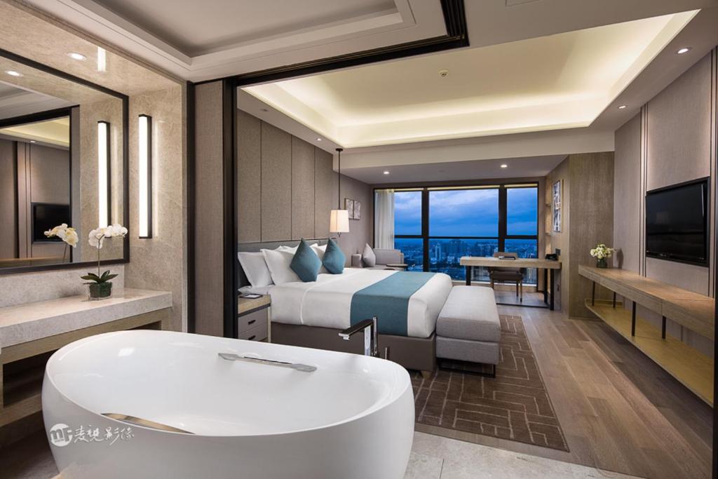 Wyndham Grand Maoming - Superior King Room - Non-Smoking