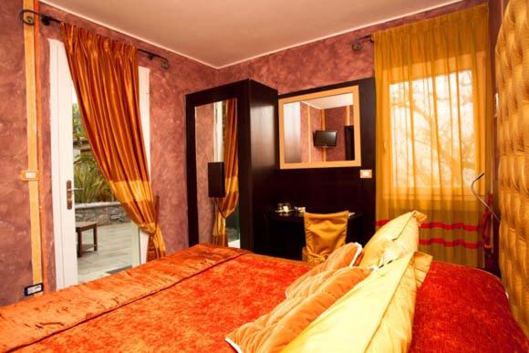 a bedroom with a large bed and a window at B&B Il Parco in Monterosso al Mare