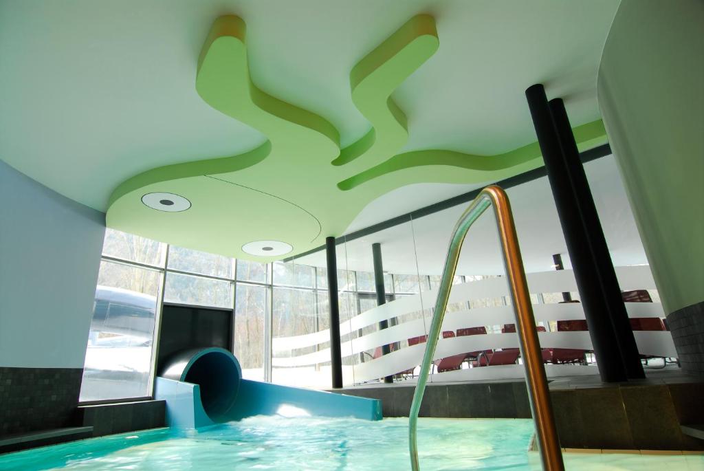 basen ze zjeżdżalnią w budynku w obiekcie Landhotel Anna w mieście Silandro