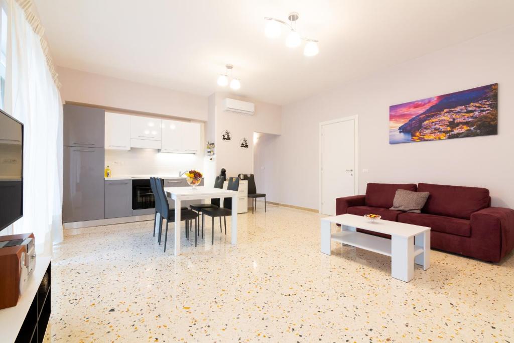 uma sala de estar com um sofá vermelho e uma mesa em Sorrento's House em Sant'Agnello
