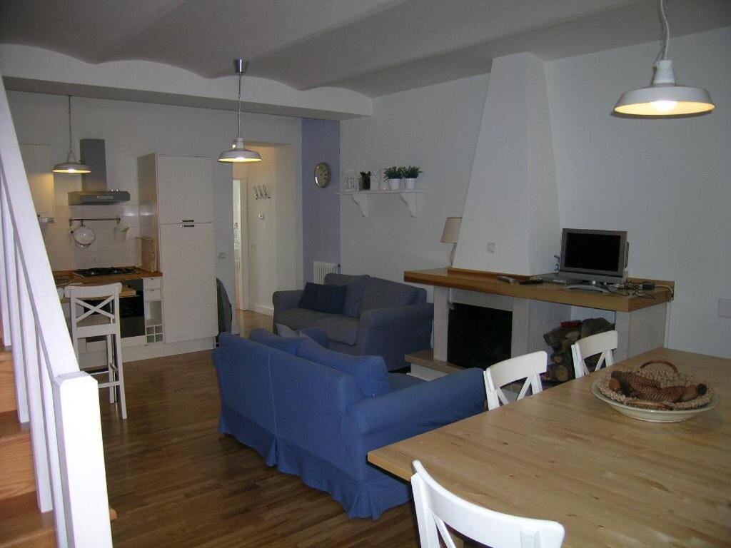 Ateleta的住宿－Appartamento ad Ateleta (Roccaraso)，客厅配有蓝色的沙发和桌子