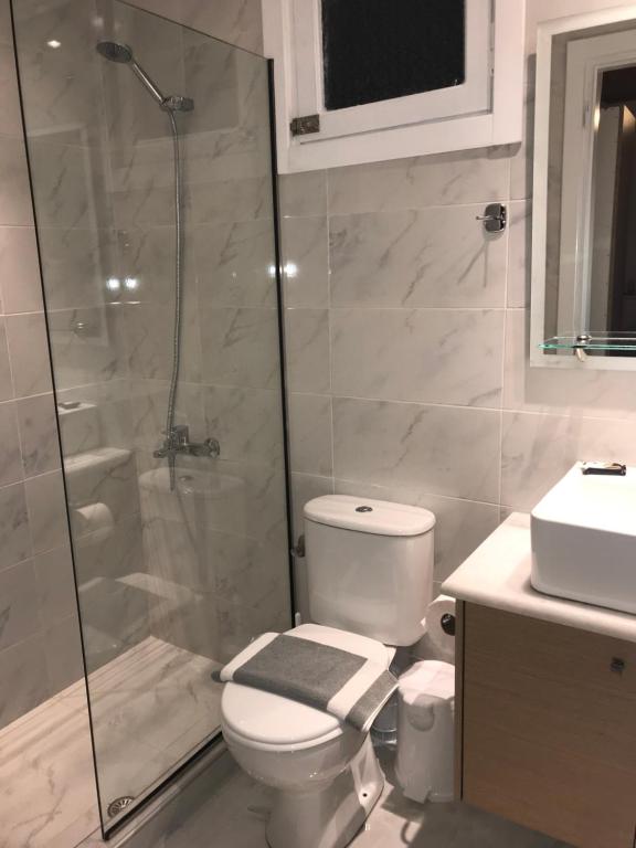 Koupelna v ubytování Akrogiali Rooms