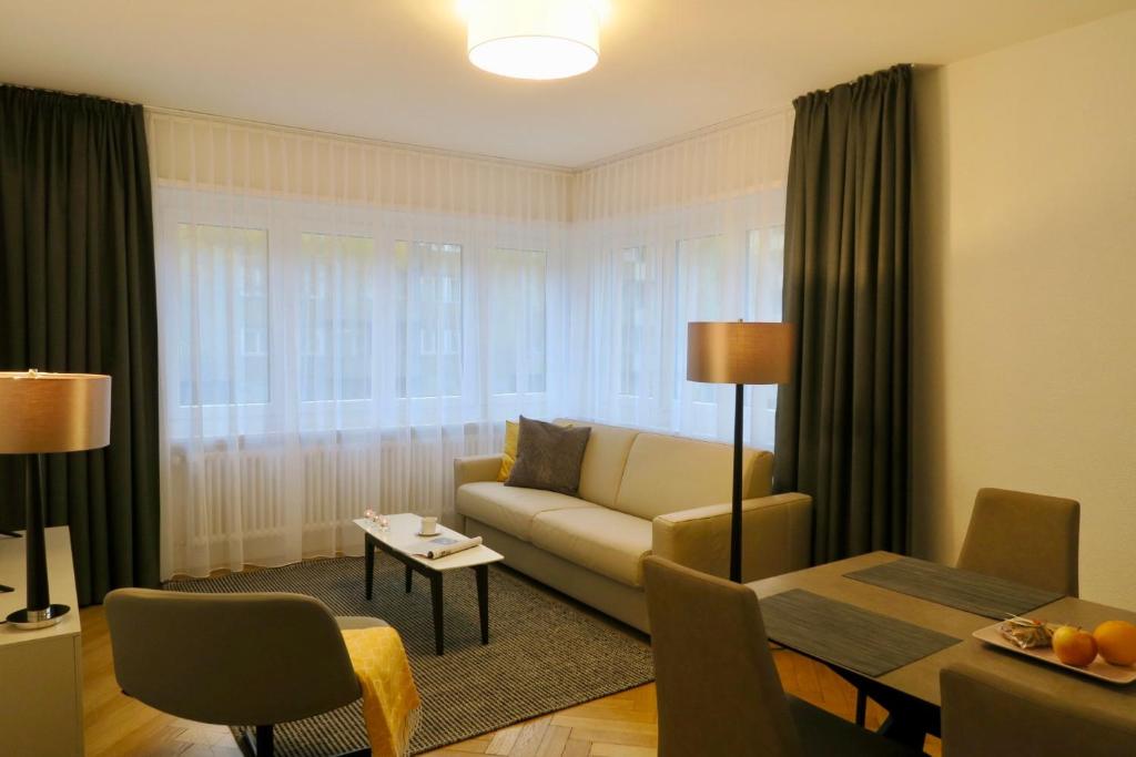 チューリッヒにあるZurich Furnished Homesのソファとテーブルのあるリビングルーム