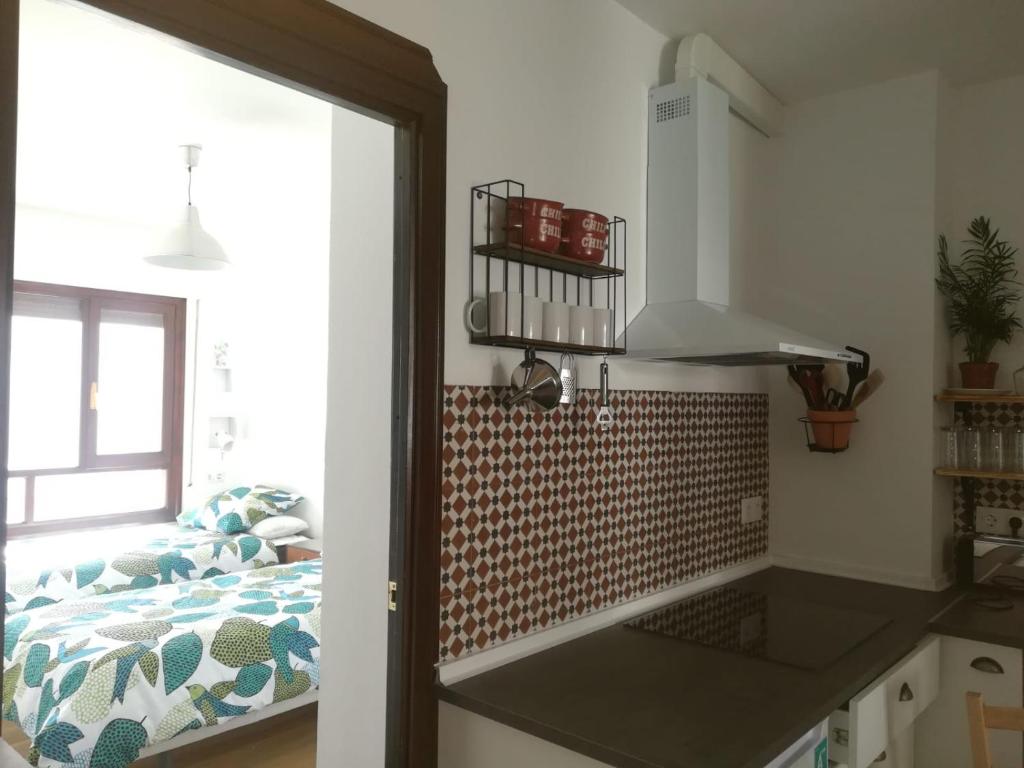 una cucina con lavandino e piano di lavoro di Apartamento Polo Flat a Ronda