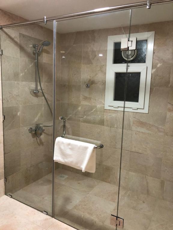 Koupelna v ubytování Muscat Plaza Hotel