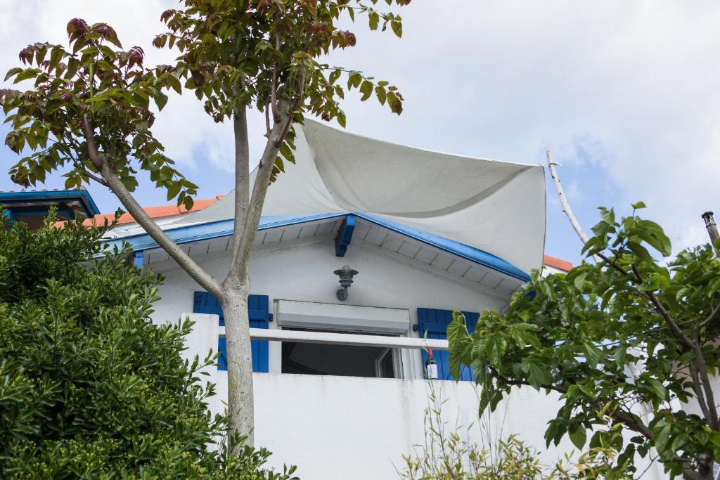 a white house with a tent on top of it at VILLA SEA AND SURF in Soorts-Hossegor