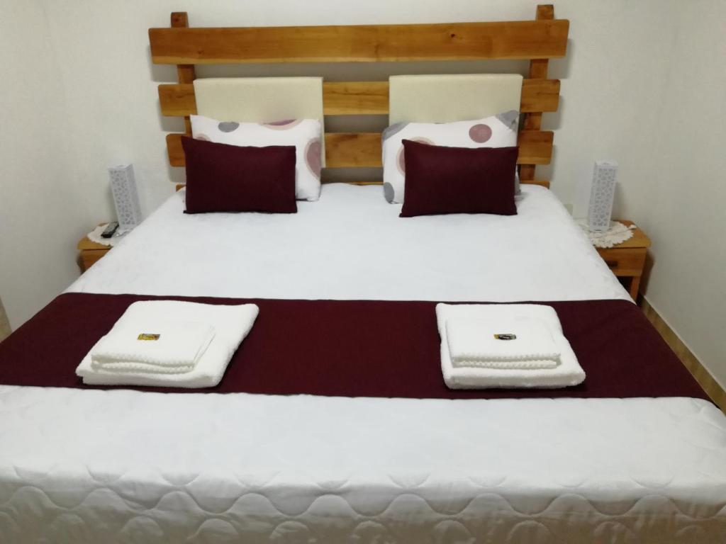 a bedroom with a large bed with two towels on it at Posada Bavaria in Trinidad