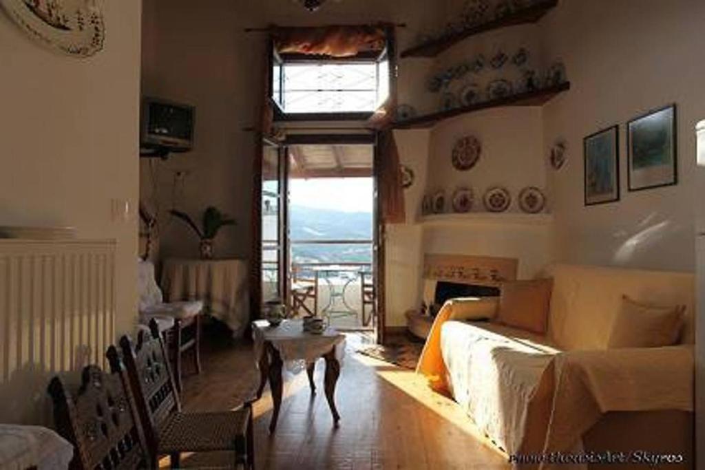 - un salon avec un canapé et une table dans l'établissement Traditional studio, à Skiros