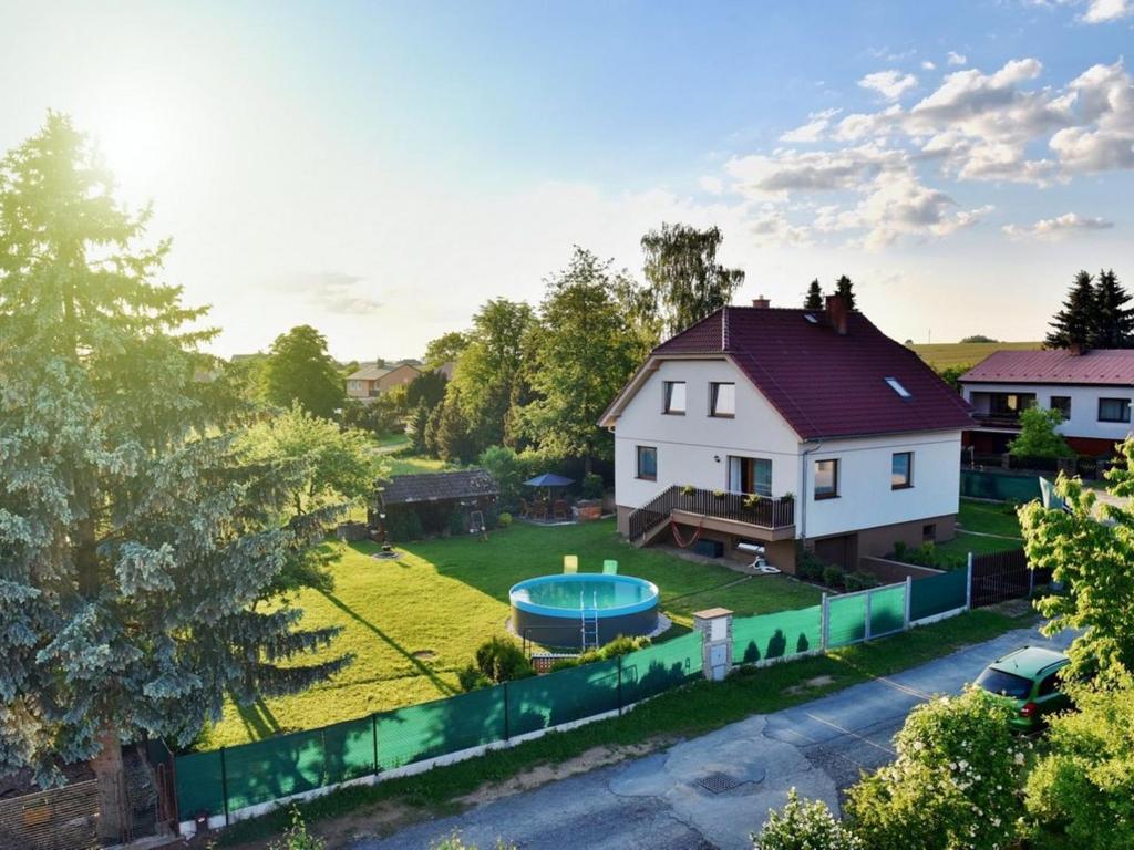 Výhled na bazén z ubytování Detached villa in South Bohemia with outdoor pool in the fenced garden nebo okolí