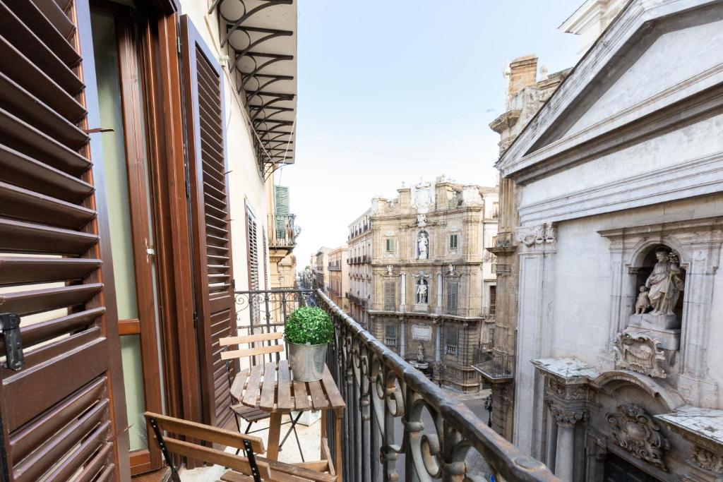 A balcony or terrace at Quattro Canti Charming Flat