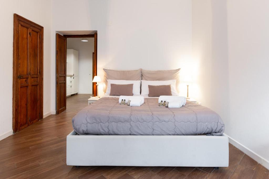 A bed or beds in a room at Quattro Canti Charming Flat