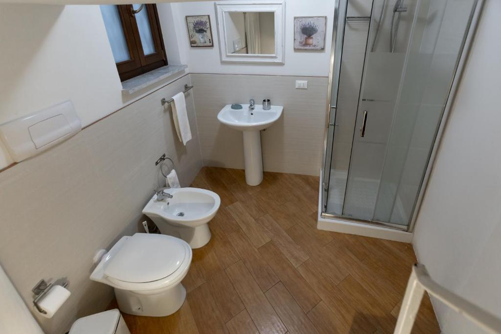 A bathroom at Quattro Canti Charming Flat