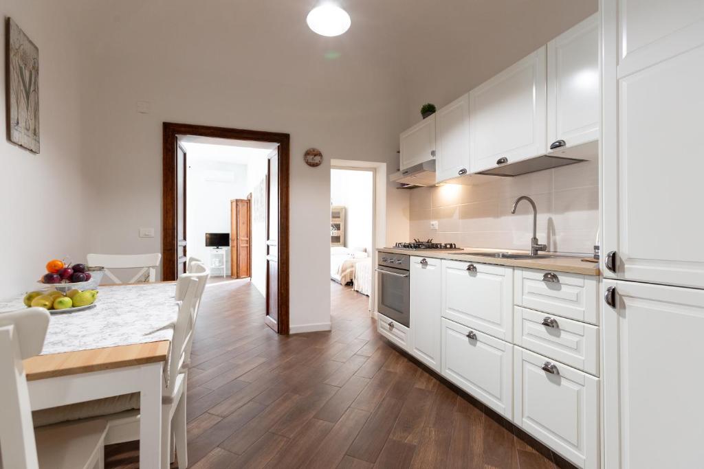 A kitchen or kitchenette at Quattro Canti Charming Flat