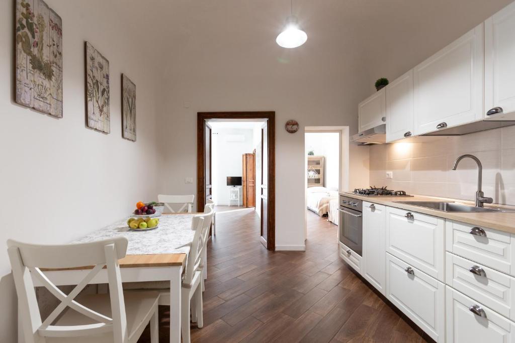 A kitchen or kitchenette at Quattro Canti Charming Flat