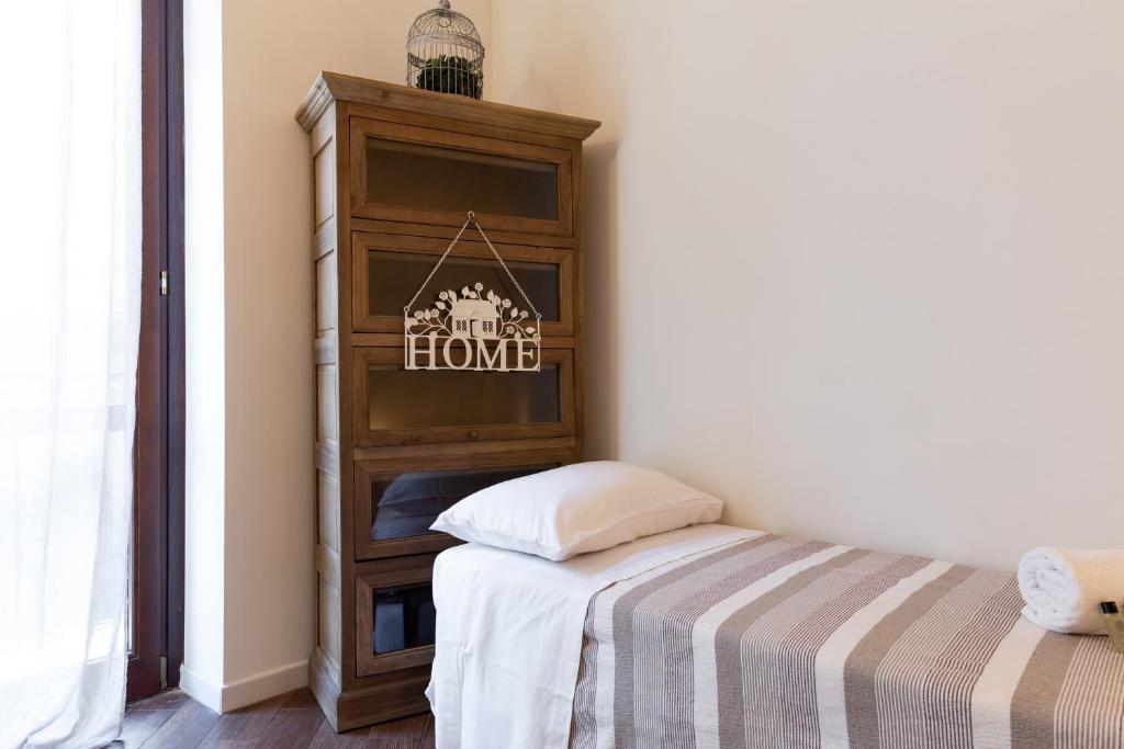 A bed or beds in a room at Quattro Canti Charming Flat