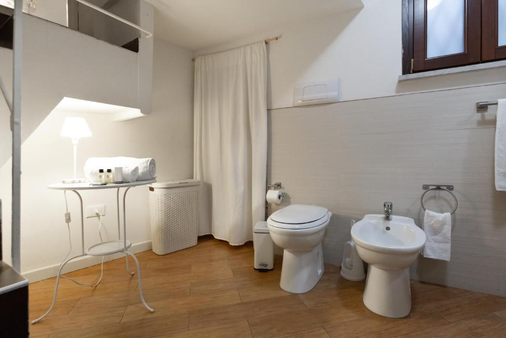 A bathroom at Quattro Canti Charming Flat
