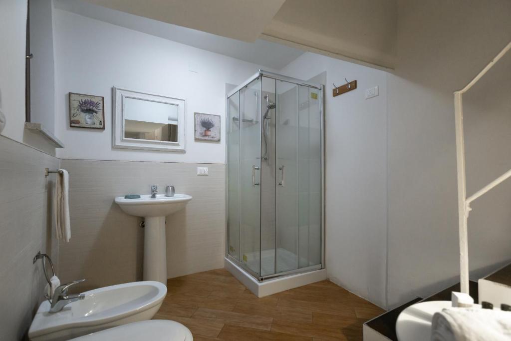 A bathroom at Quattro Canti Charming Flat