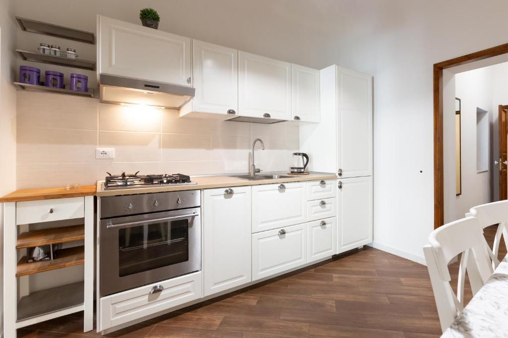 A kitchen or kitchenette at Quattro Canti Charming Flat
