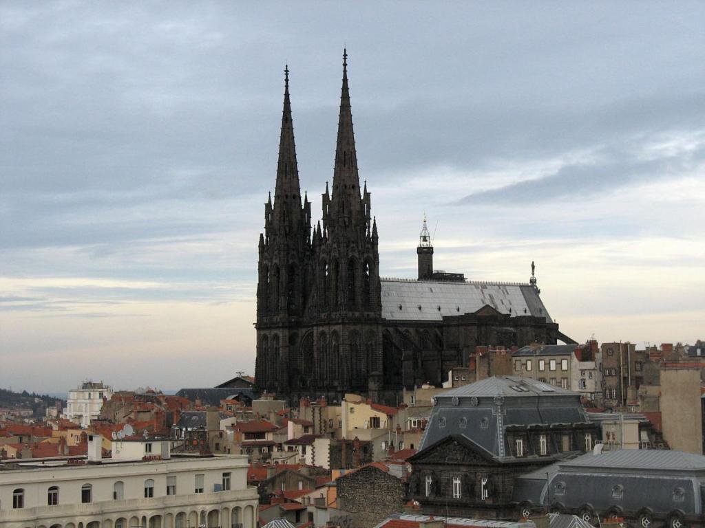 Nespecifikovaný výhled na destinaci Clermont-Ferrand nebo výhled na město při pohledu z hotelu
