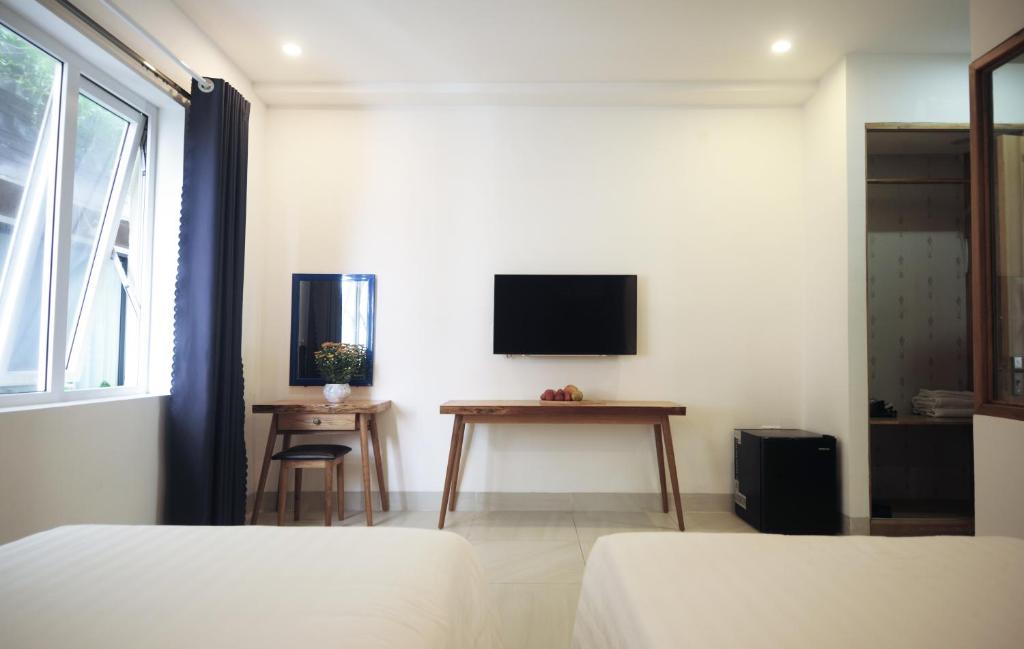 TV a/nebo společenská místnost v ubytování Cavilla Boutique Hotel & Apartment Da Nang