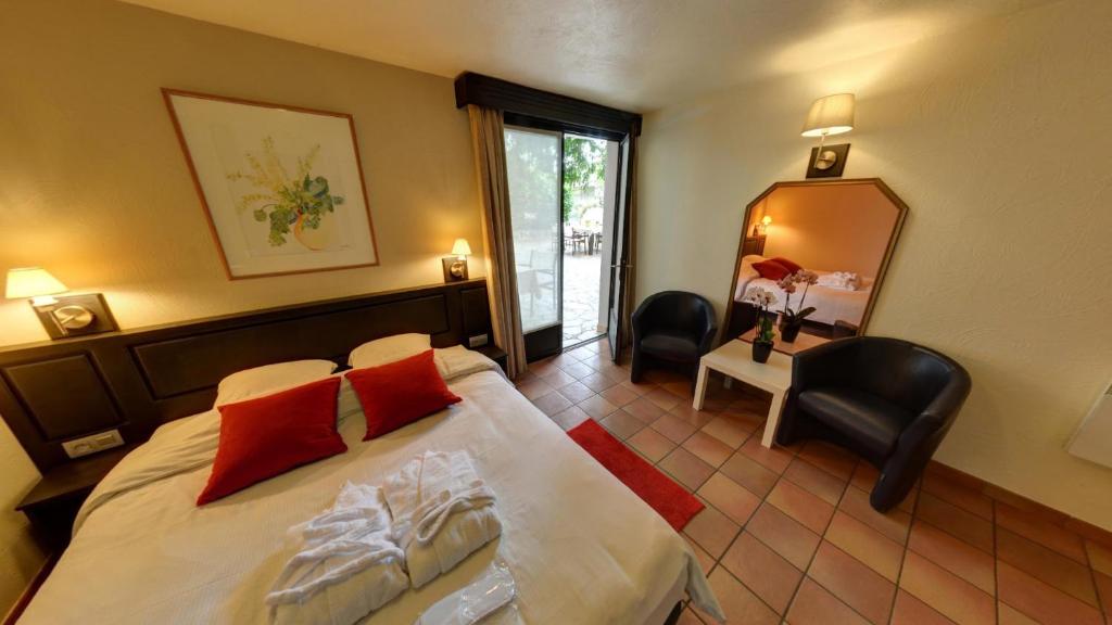 Postel nebo postele na pokoji v ubytování Tropical Hotel