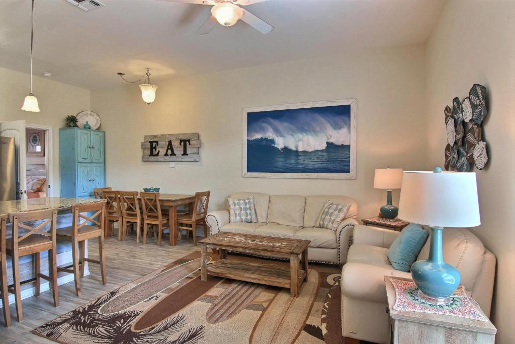 ein Wohnzimmer mit einem Sofa und einem Tisch in der Unterkunft Seaside Paradise in Corpus Christi