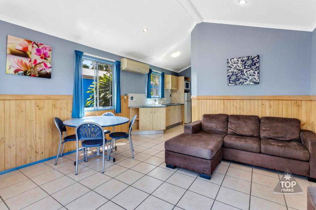 Lake Tinaroo Holiday Park - Superior Villa