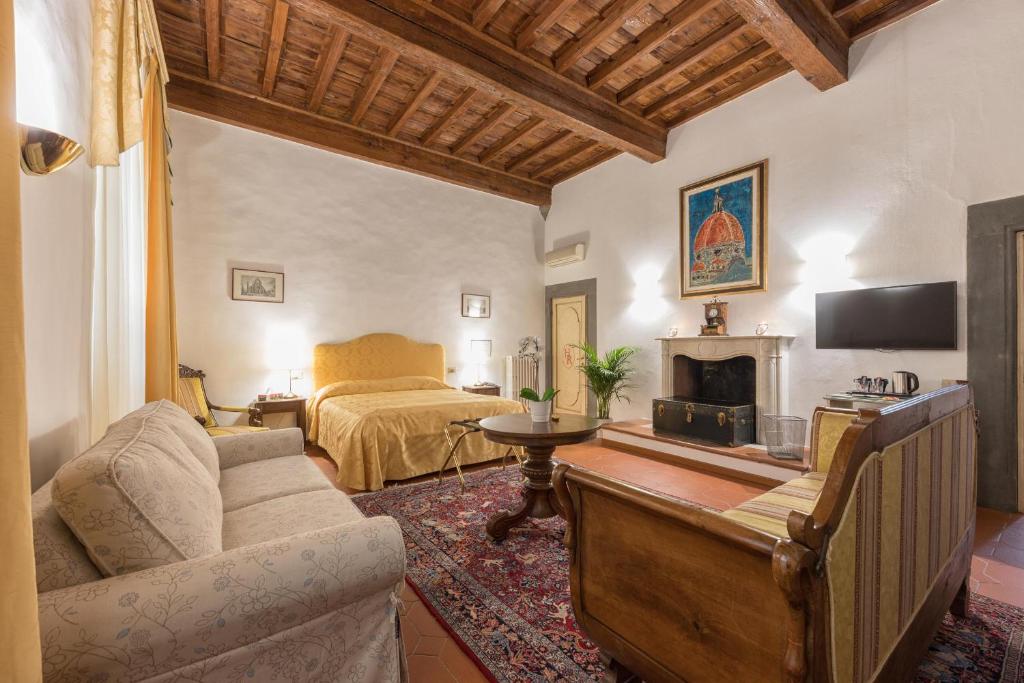 uma sala de estar com um sofá e uma cama em Haggi’s Residence em Florença