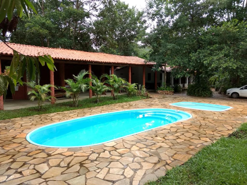 una piscina frente a una casa en Camping das Aguas, en Pirenópolis