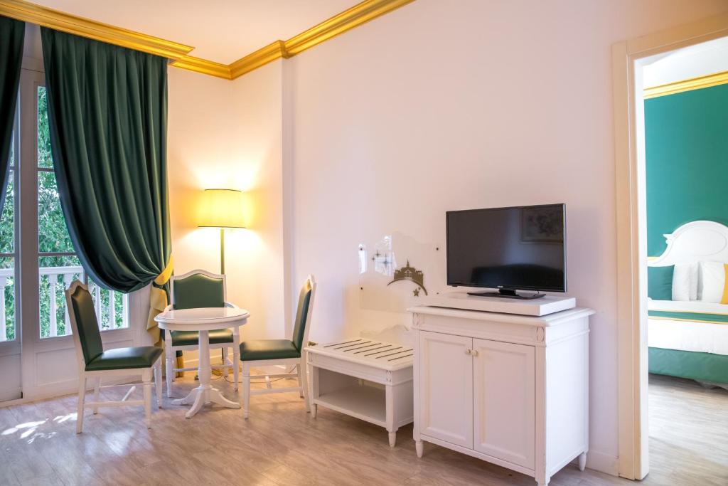 TV a/nebo společenská místnost v ubytování Gardaland Hotel