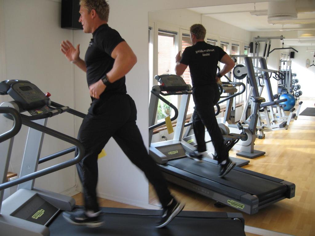 Fitness centrum a/nebo fitness zařízení v ubytování Skogshem & Wijk