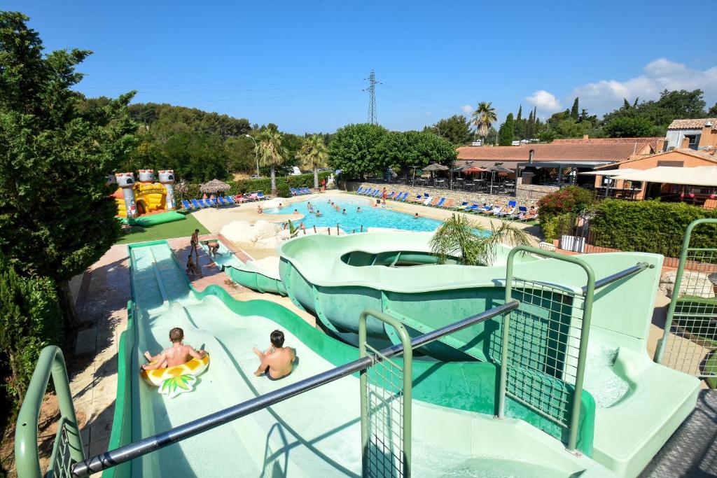 una grande piscina con persone in un parco acquatico di Camping Mas De Pierredon a Sanary-sur-Mer