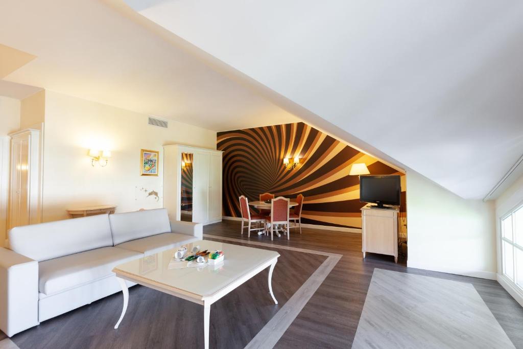 Postel nebo postele na pokoji v ubytování Gardaland Hotel