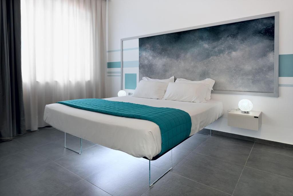 Postel nebo postele na pokoji v ubytování nautilus b&b suite design