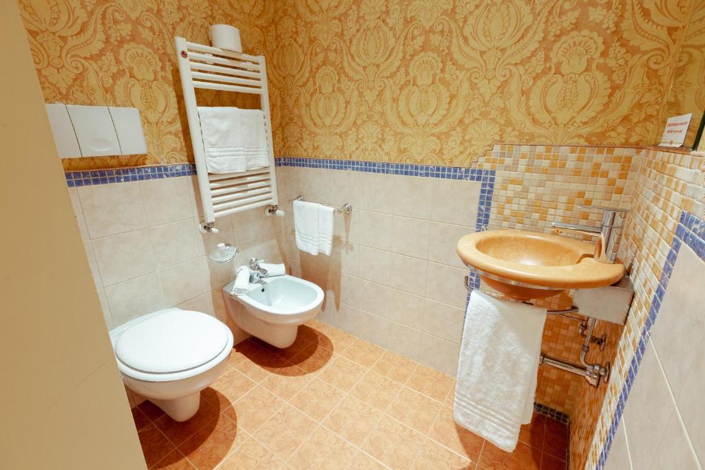 Koupelna v ubytování Gardaland Hotel