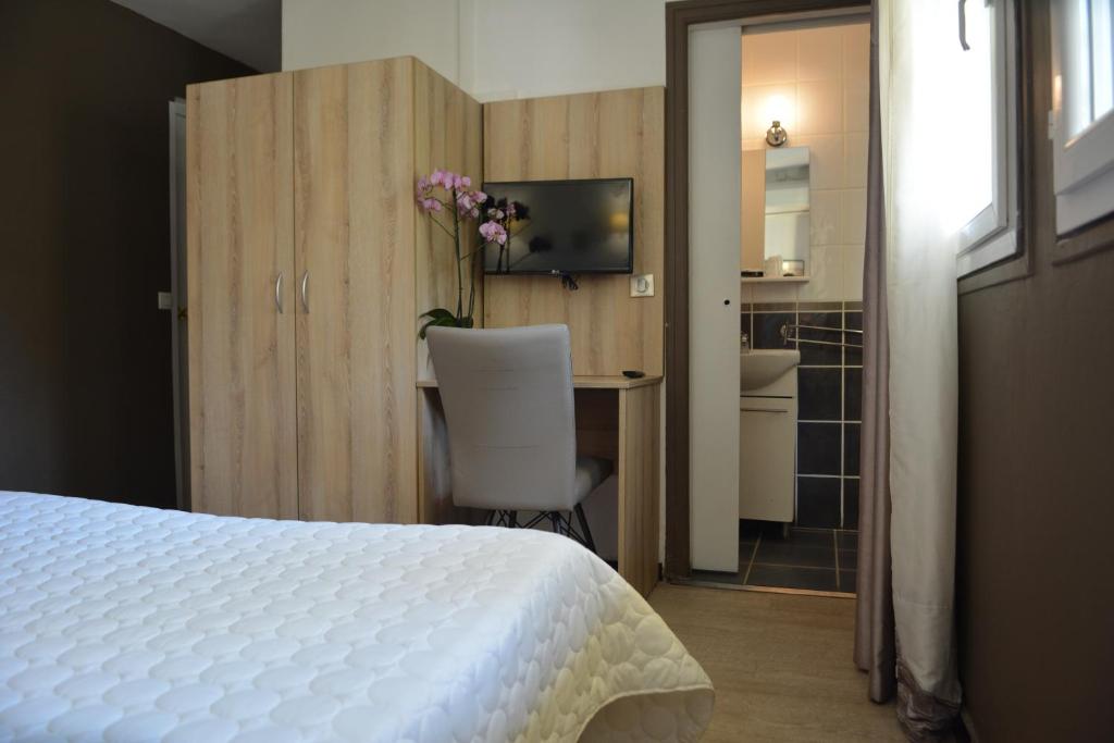 Kuchyň nebo kuchyňský kout v ubytování Hôtel le Grillon