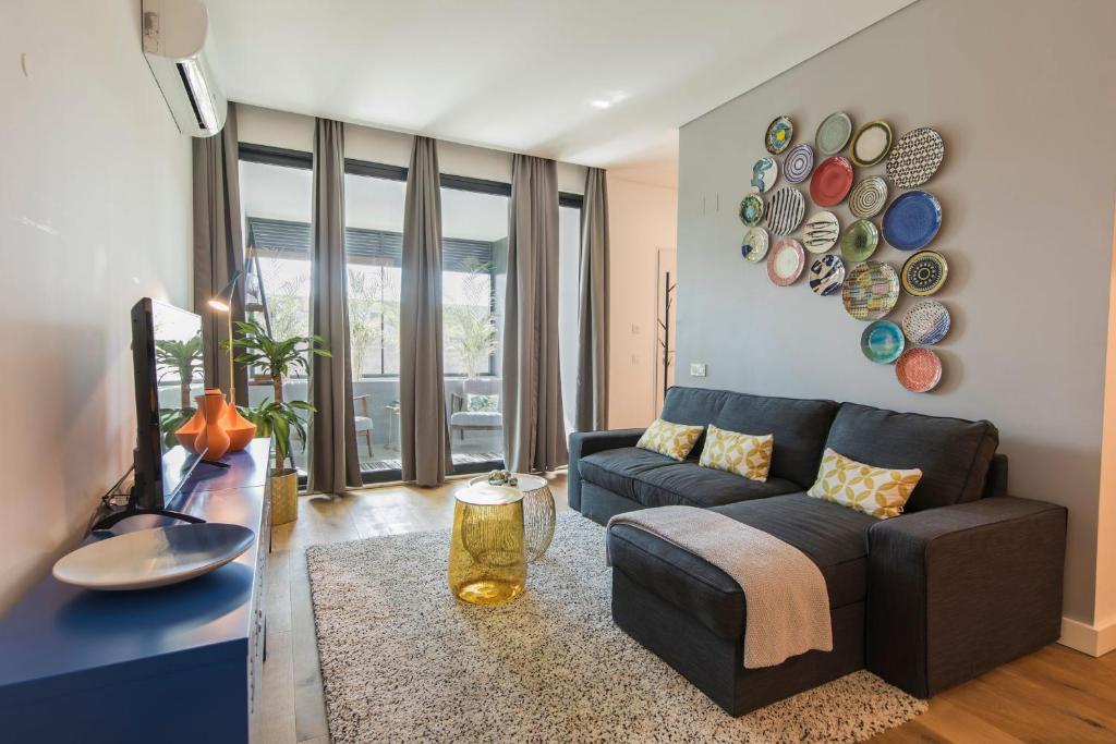 Modern and Colourful Flat in Graça by LovelyStay