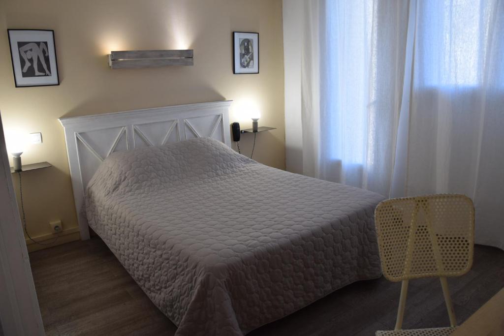 Postel nebo postele na pokoji v ubytování Hôtel le Grillon