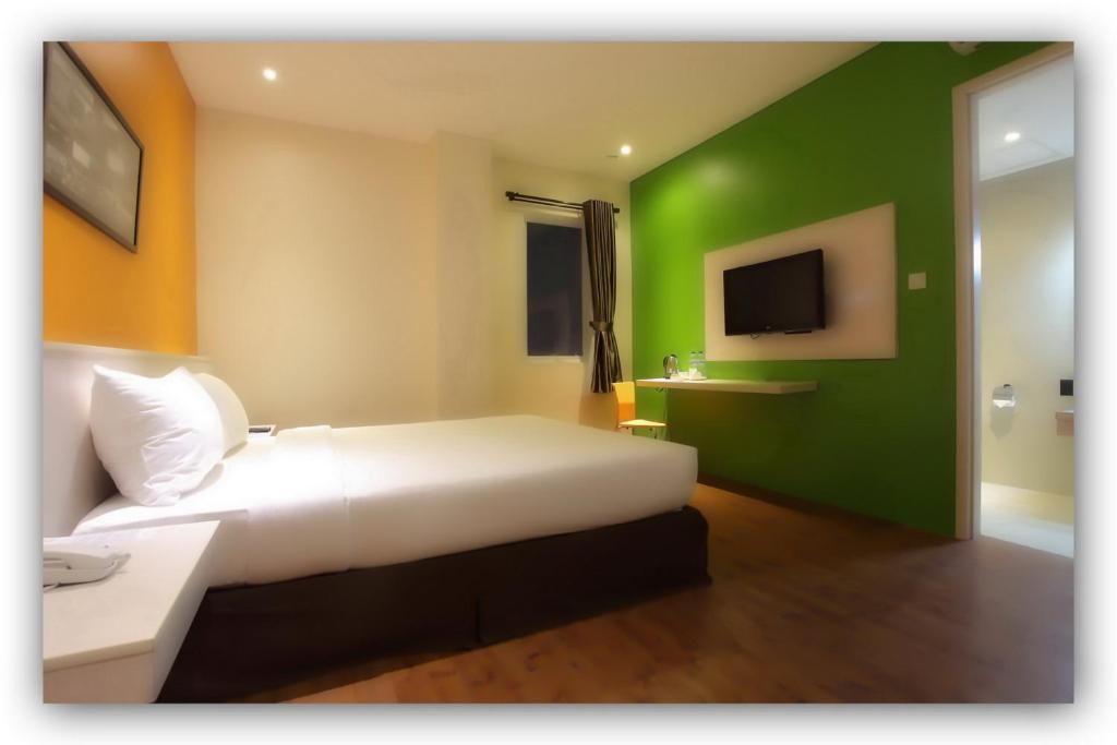 Cama o camas de una habitación en Hotel DRAGON INN Kemayoran