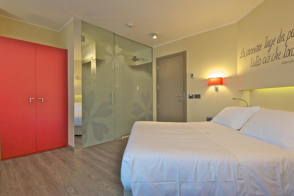 Postel nebo postele na pokoji v ubytování Harmony Suite Hotel