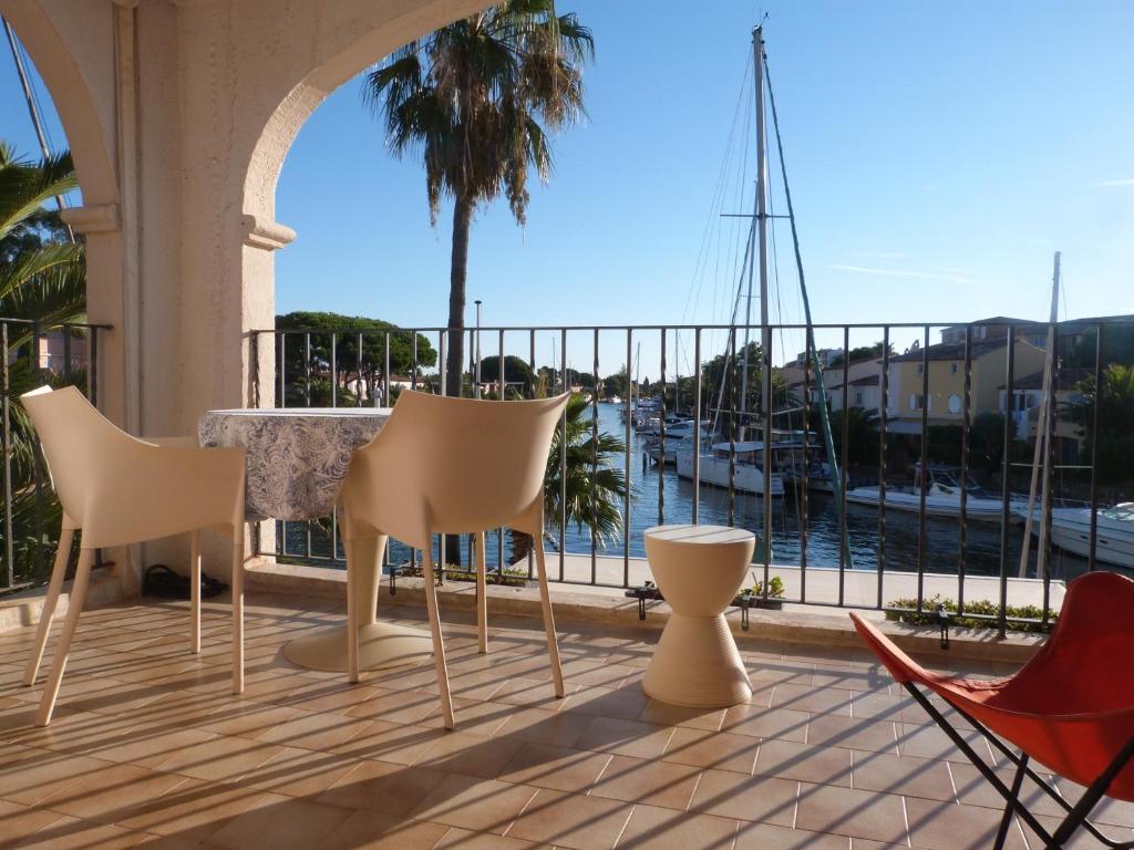 PCOGPET - Golfe de St-Tropez - Appartement au bord de l'eau avec piscineにあるバルコニーまたはテラス