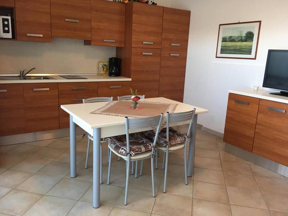 Kuchyň nebo kuchyňský kout v ubytování Agriturismo Al Franet