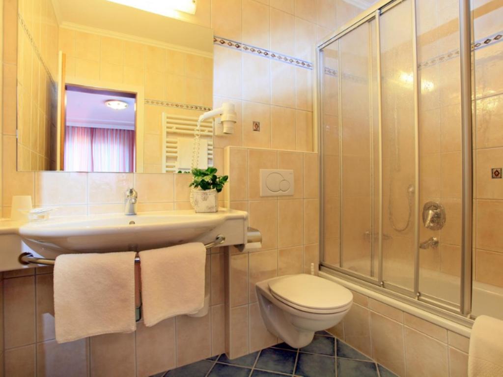 A bathroom at Pension Lärchenbrunn
