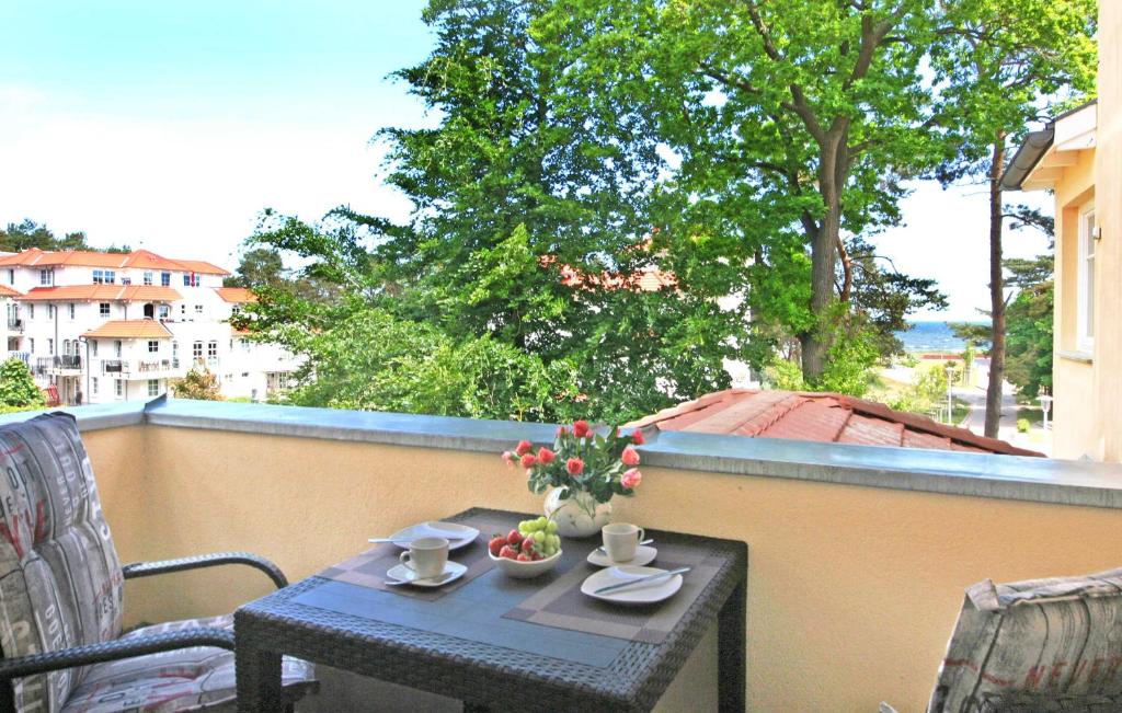 a table and chairs sitting on a balcony with a view at Baabe Gruene Duene Fewo Mee_h_rbli in Baabe