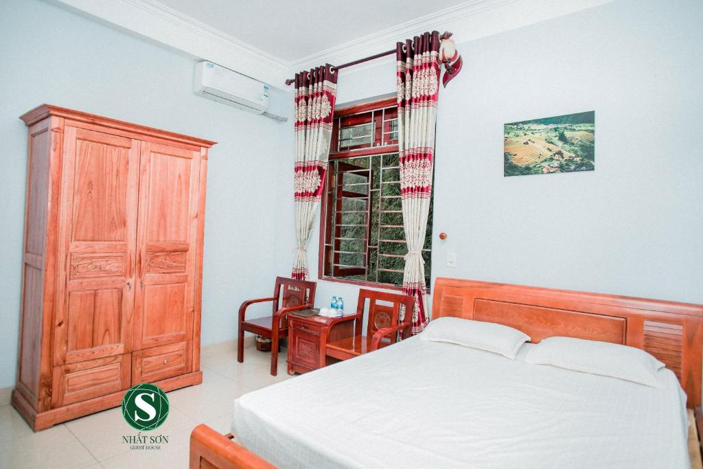 a bedroom with a bed and a window at Nhat Son Guesthouse in Lạng Sơn