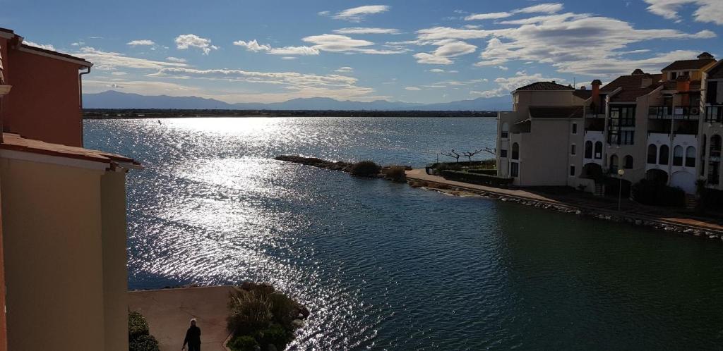 una vista de un río entre dos edificios en Studio cabine au barcares en Le Barcarès