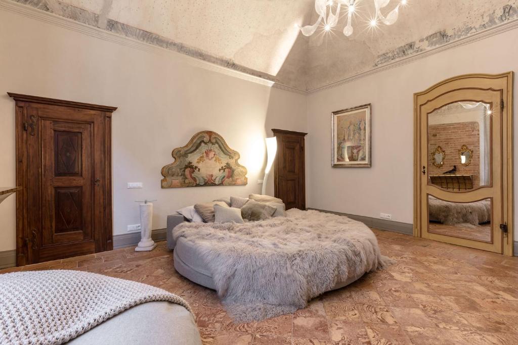 una camera con un grande letto e uno specchio di Egodomus ad Asti