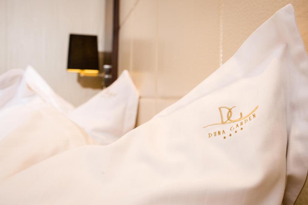 Postel nebo postele na pokoji v ubytování Duna Garden Hotel